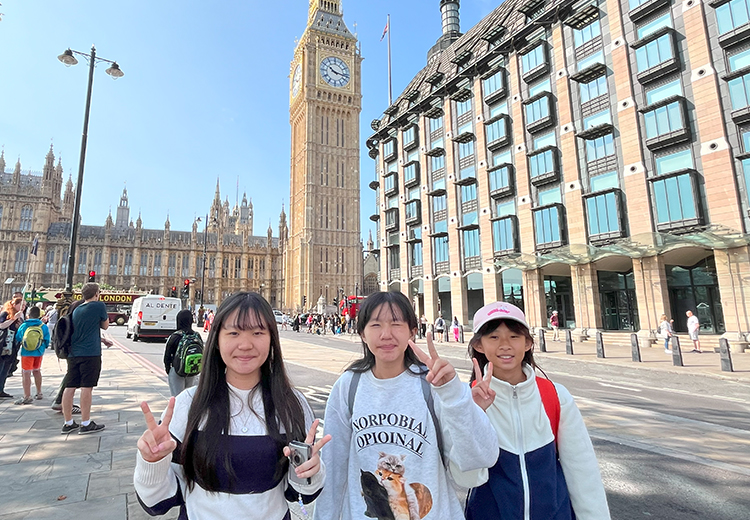 同學站在倫敦著名地標大笨鐘(Big Ben)前,微笑比出 V 手勢,展現探索英國首都的興奮與快樂 | 英國遊學團