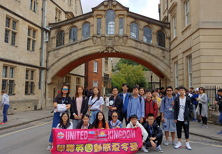 同學站在牛津大學著名的「嘆息橋」前合影,洋溢著英倫風情與學術氣息 | 英國遊學團
