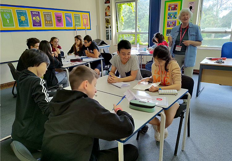 英語課堂上,同學們正與來自不同國家的朋友進行小組討論,積極投入學習 | 英國遊學團