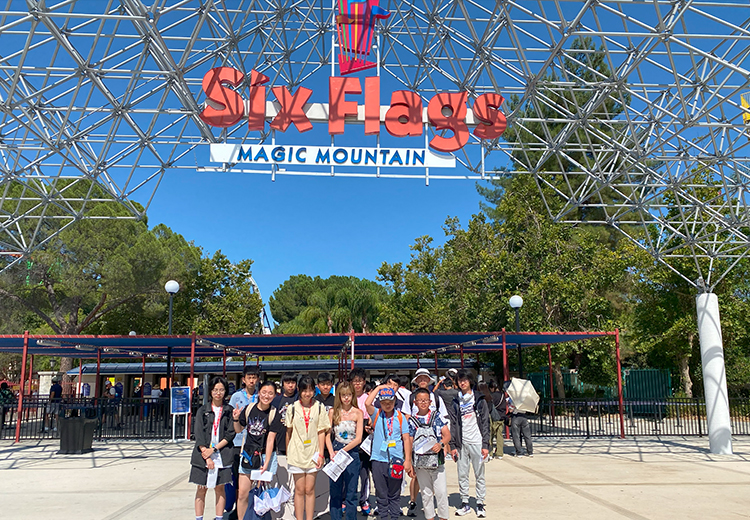 同學在 Six Flags Magic Mountain 主入口前合影,展現歡樂與期待的心情 | 美國遊學團