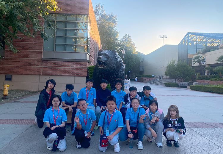 同學在加州大學洛杉磯分校(UCLA)校園內與熊雕像合影留念 | 美國遊學團