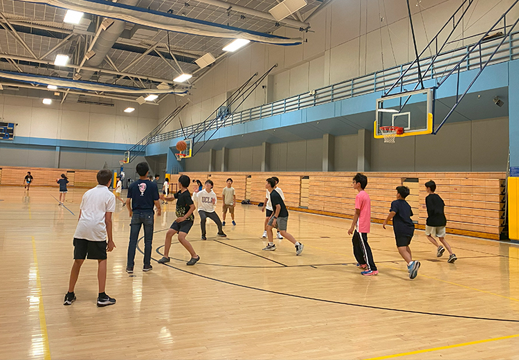 同學在室內體育館打籃球,參與豐富多元的課外活動 | 美國遊學團