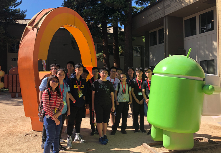 同學在 Google 公司前與巨型安卓雕像合照 | 美國遊學團