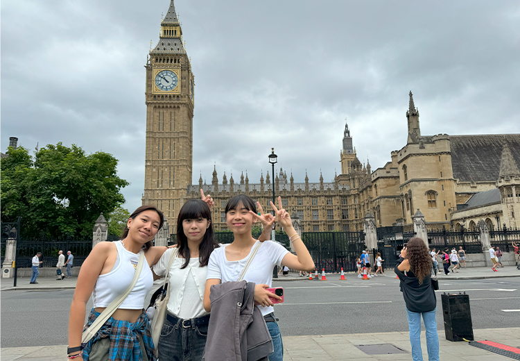 同學在倫敦著名地標大笨鐘前合影,展現旅程喜悅 | 英國遊學團