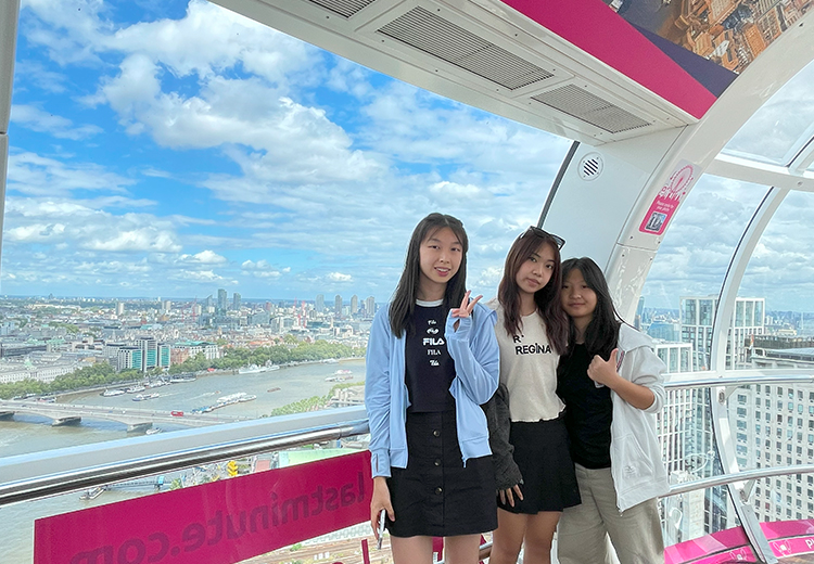 同學在倫敦眼高空艙內拍照,眺望泰晤士河與倫敦市中心景觀 | 英國遊學團