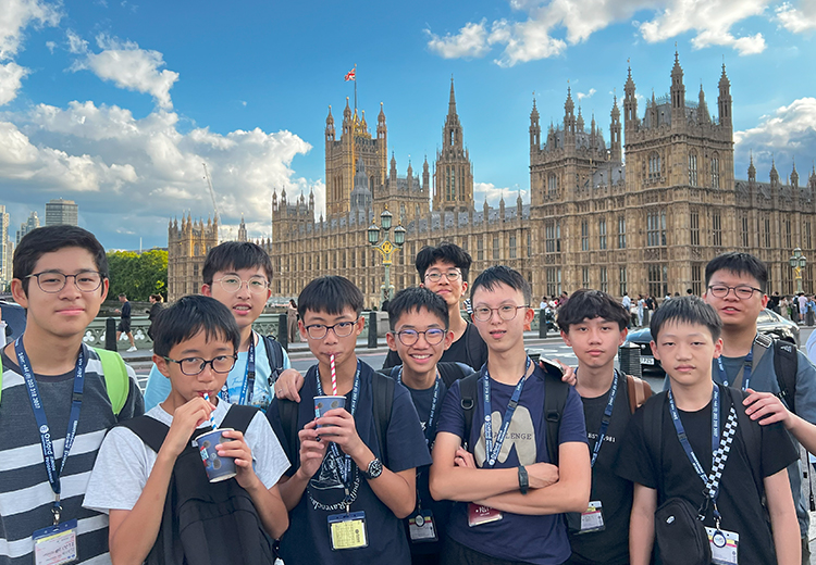 同學在英國國會大廈前拍照,背後是著名的大本鐘和壯觀建築 | 英國遊學團