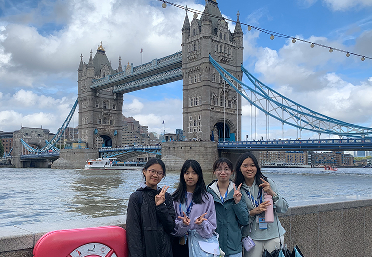 同學在塔橋旁拍下燦爛一刻,藍天白雲映襯歷史建築,記錄英國夏令營旅途中青春與友誼的交會 | 英國遊學團