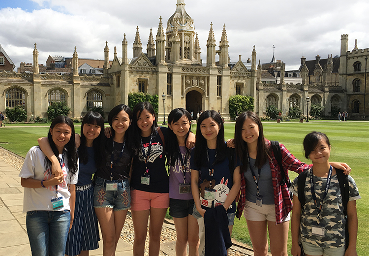 同學在英國劍橋大學著名的 King’s College 前合照,開心記錄在學術殿堂留下的青春足跡 | 英國遊學團