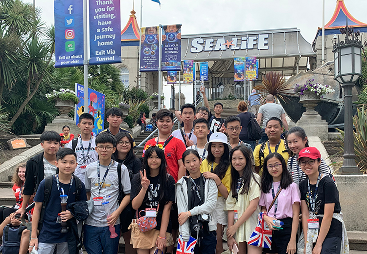 同學在英國布萊頓 SEA LIFE 水族館門前集合留影,結束一天豐富的海洋探索活動 | 英國遊學團