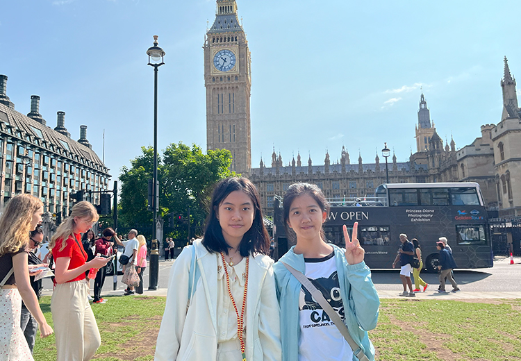 同學站在倫敦國會大廈旁的地標大笨鐘 Big Ben 前,為英國首都的城市文化留下見證 | 英國遊學團