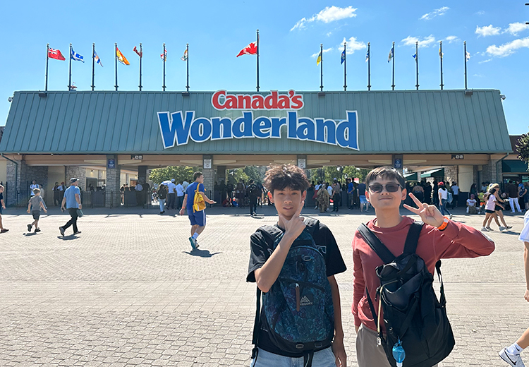 同學踏入加拿大奇幻樂園(Canada's Wonderland)前興奮合照,準備挑戰刺激雲霄飛車與主題設施 | 加拿大遊學團