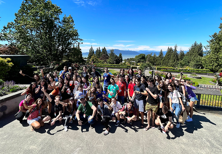 同學在加拿大不列顛哥倫比亞大學植物園合照,背景是壯麗山景與藍天白雲,展現夏日探索自然與學術交流的樂趣 | 加拿大遊學團