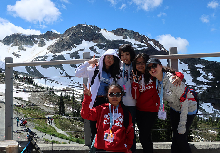 同學在加拿大惠斯勒雪山山頂興奮合影,在雪景與藍天襯托下留下難忘回憶 | 加拿大遊學團