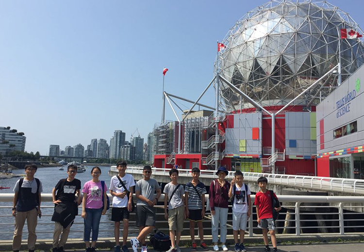 同學參訪溫哥華科學館 Science World,在其標誌性銀色球體建築前合影,體驗加國科學與城市魅力 | 加拿大遊學團